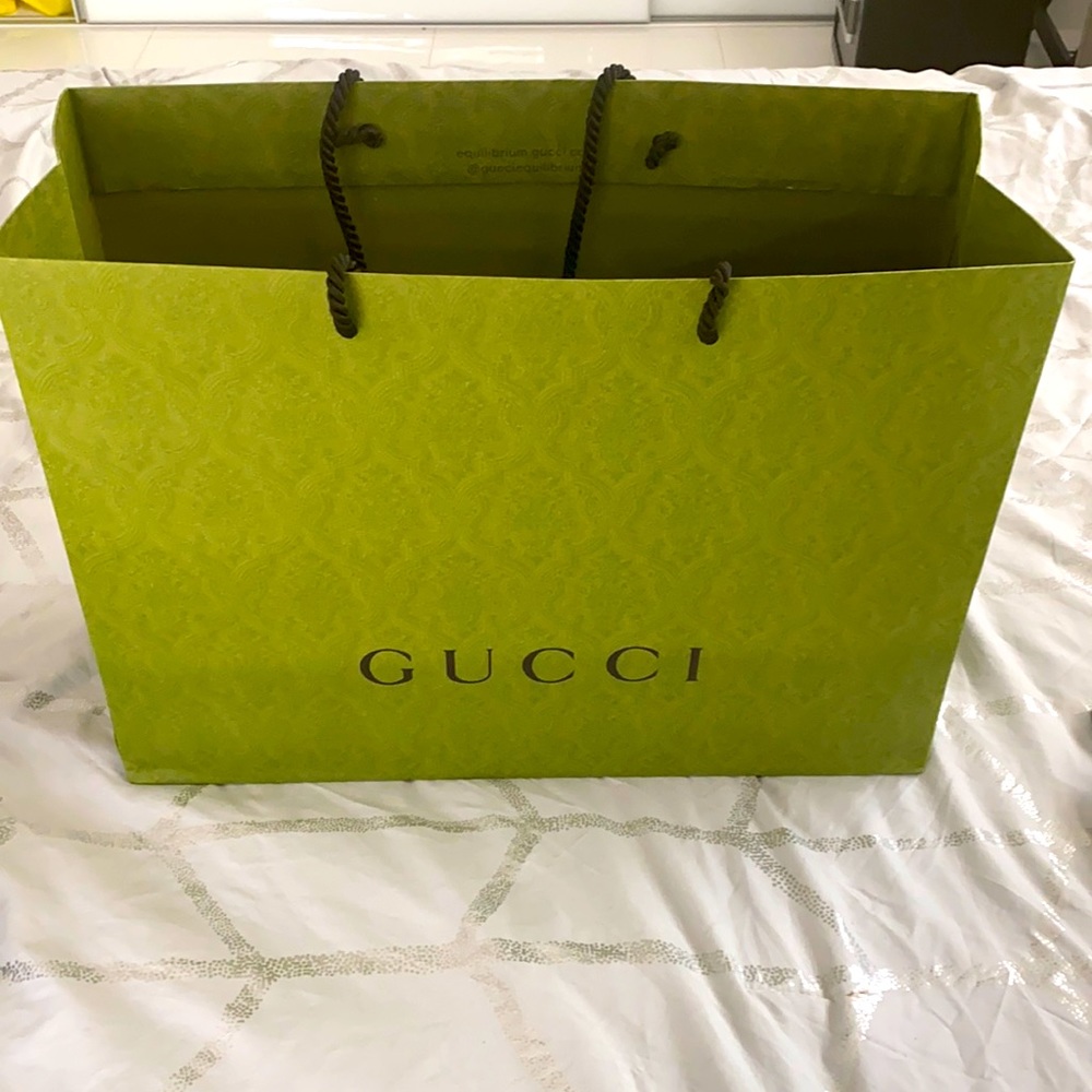 Gucci’s shopping bag